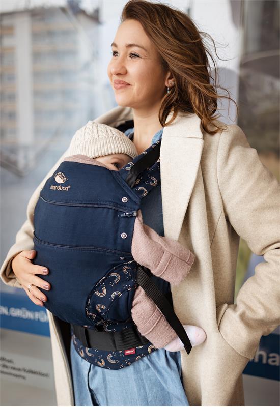 Manduca First Limited Edition Babytrage Rainbow night at home