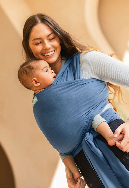 Mama trägt Baby im Classic Moby Wrap Ocean