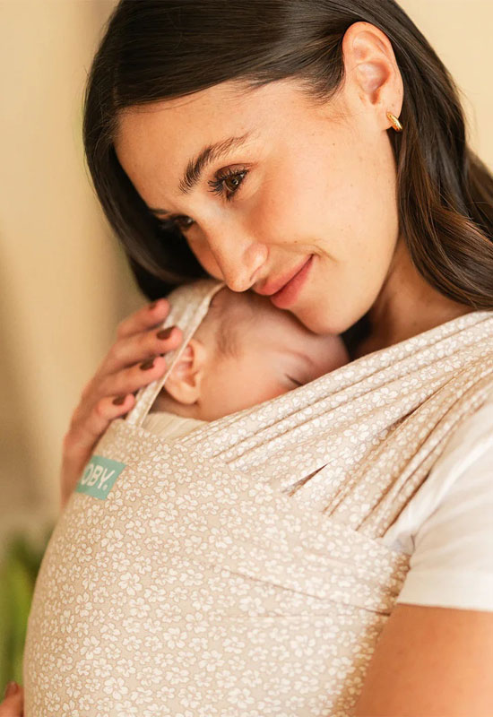 Mama trägt Baby im Classic Moby Wrap Coastal Blooms