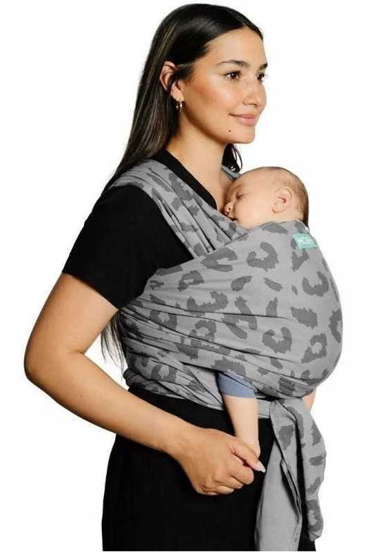 Das Baby fühlt sich im neuen Moby Wrap Night Leopard geborgen