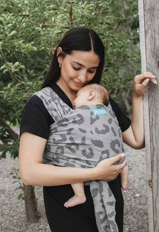 Das elasische Moby Wrap Night Leopard ist einach alltagstauglich