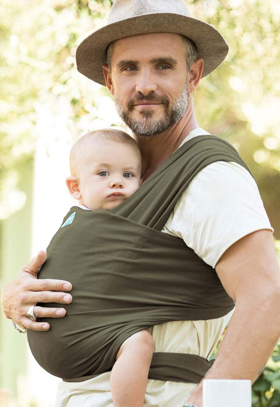 Papa trägt Baby im Classic Moby Wrap