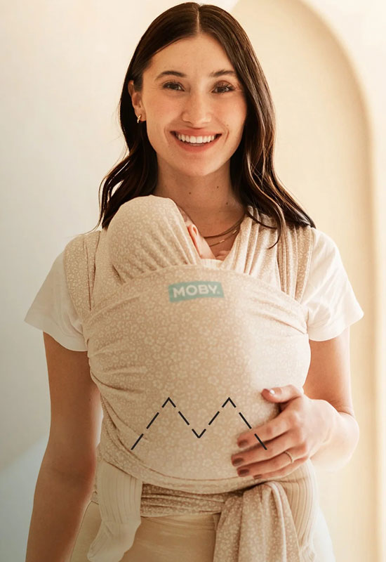 Baby und Mama freien sich über ihr neues Moby Wrap Coastal Blooms