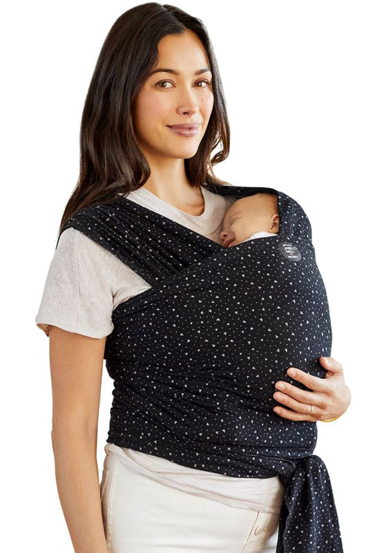 Mama trägt Baby im Classic Moby Wrap Terrazzo