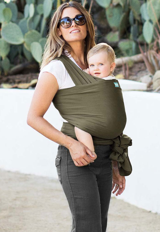 Mama trägt Baby im Classic Moby Wrap Hazel