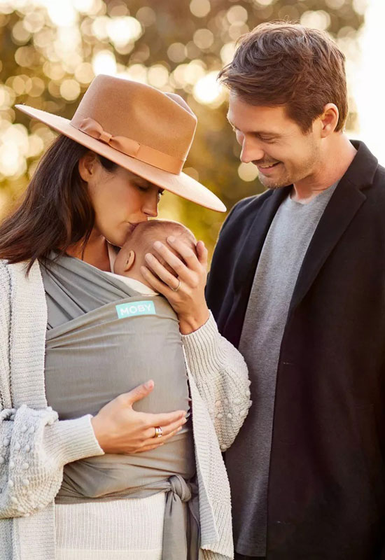 Das Moby Wrap Stone getragen von den Babyeltern