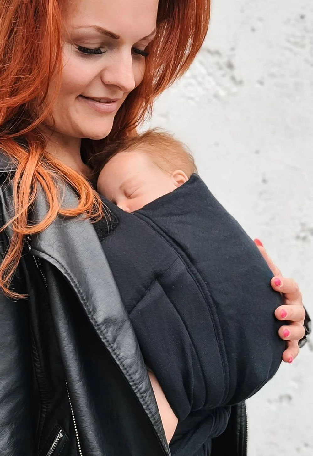 Mama trägt Baby im Hoppediz Bondolino in schwarz