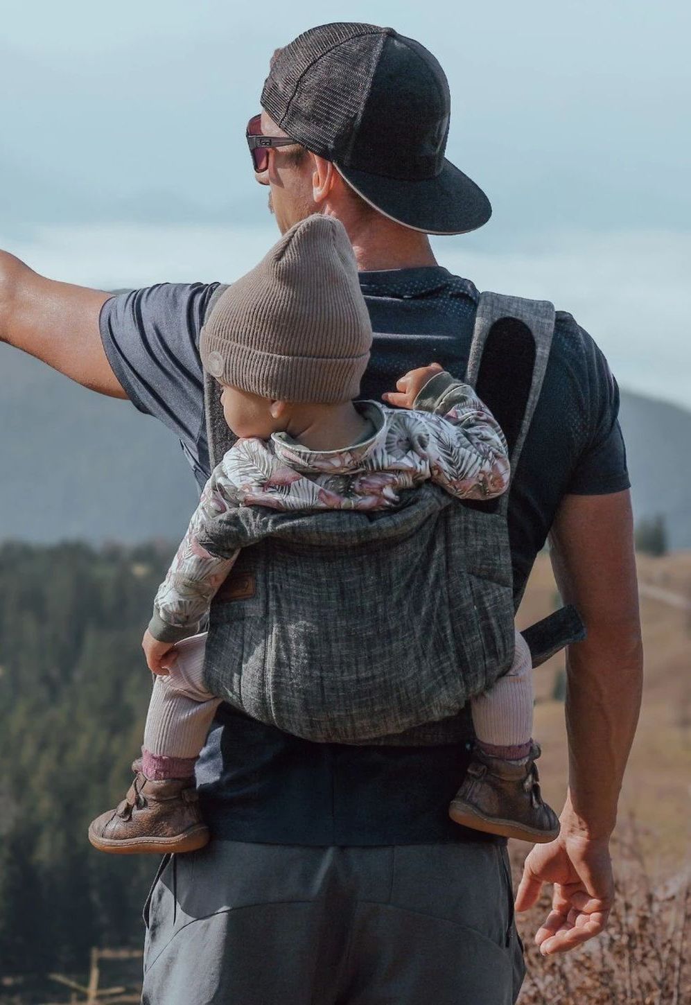 Papa mit Baby im pure Denim Bondolino