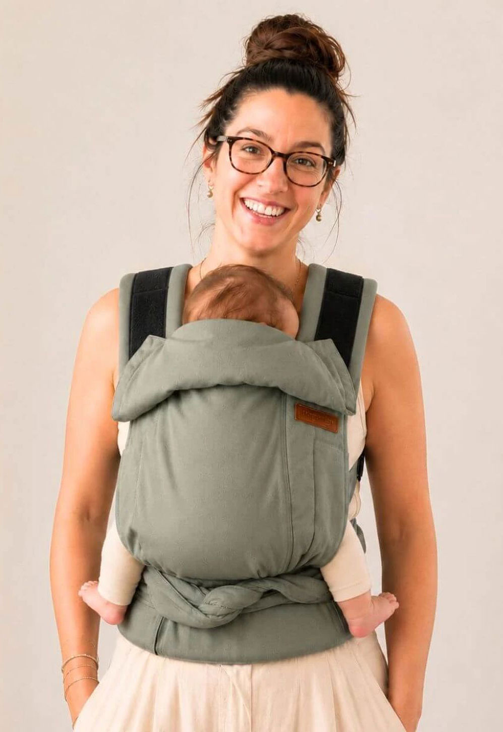 Mama trägt im Hoppediz Bondolino jade