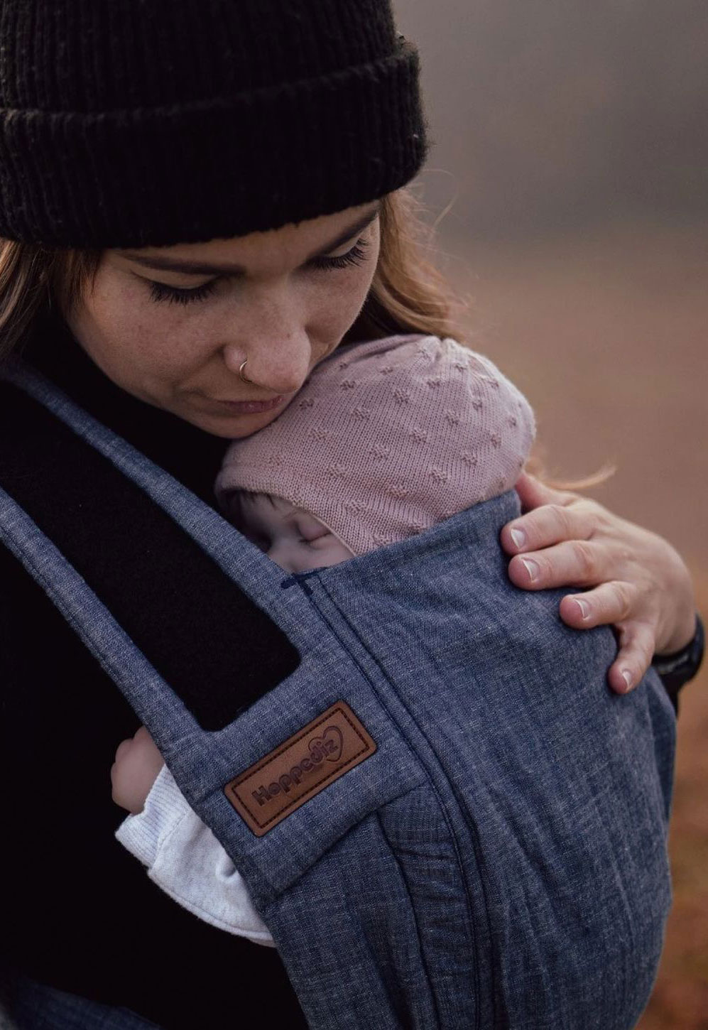 Mama küsst Baby im Denim Bondolino von Hoppediz