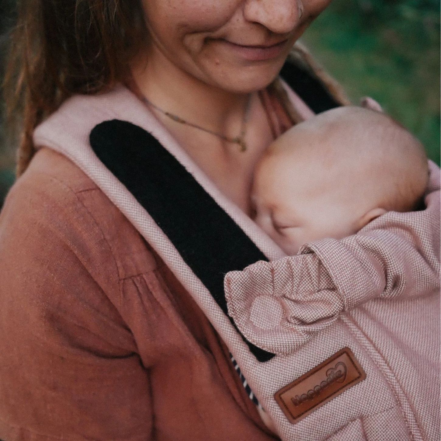 Mama trägt im Hoppediz Bondolinopure-siena