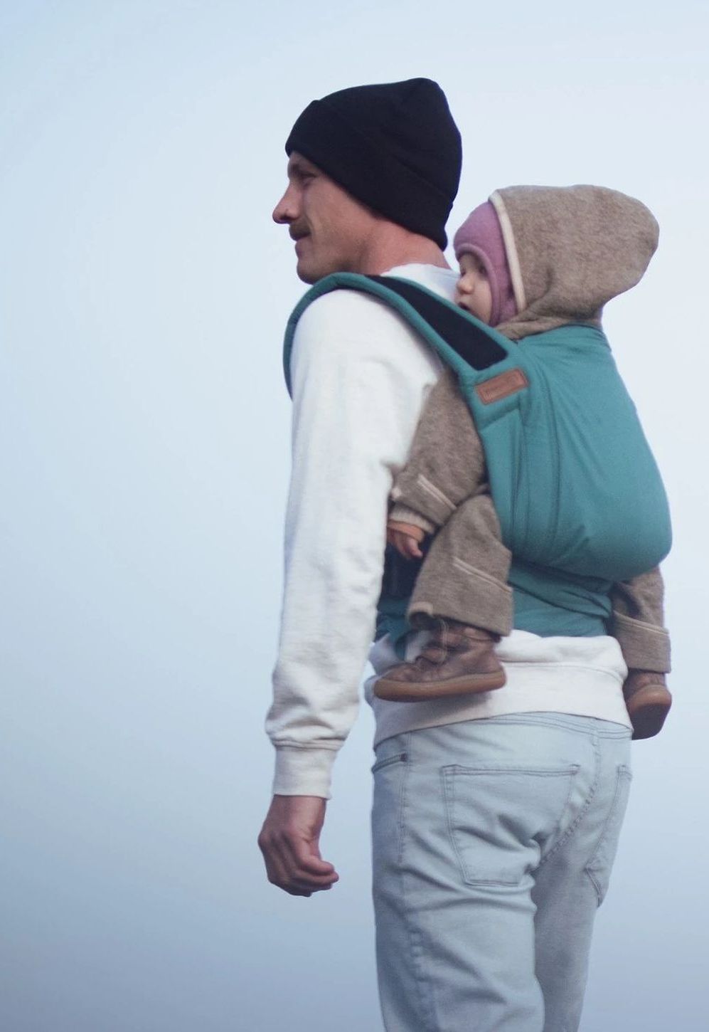 Baby auf dem Rücken im Hoppediz Bondolino Babytrage pure all green von hinten