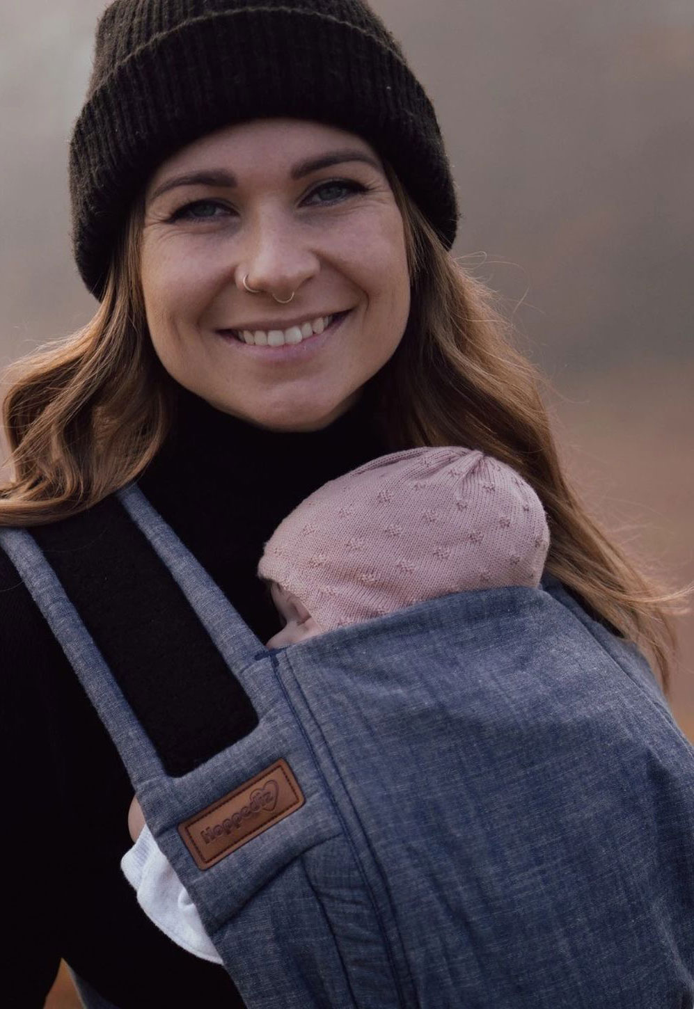 Hoppediz Bondolino Babytrage pure Denim mit Mama